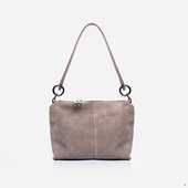 Практична вмістка сумка створена українським виробником ТМ "LucheRino". Модель виготовлена з приємного високоякісного шкірзамінника та натурального замшу. Надійна фурнітура та дно на металевих ніжках продовжать життя виробу. Одна ручка середньої довжини та один довгий регульований ремінець.